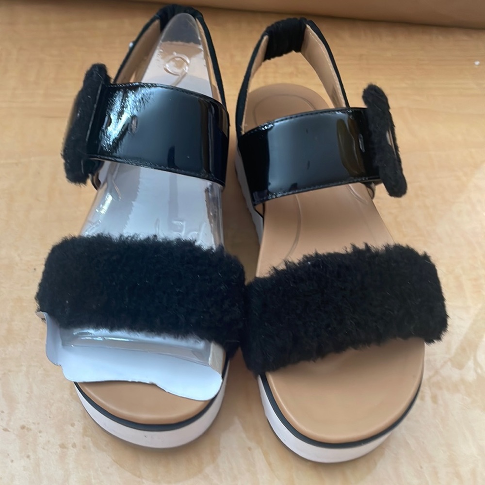 Ugg Women’s Le Fluff Sandal